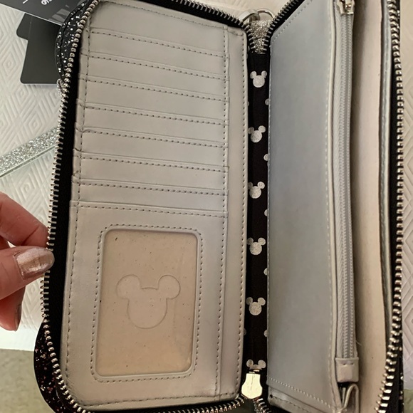 Loungefly x Disney Minnie Mouse Glitter Zip Around Sequin Wristlet Wallet - Picture 14 of 16